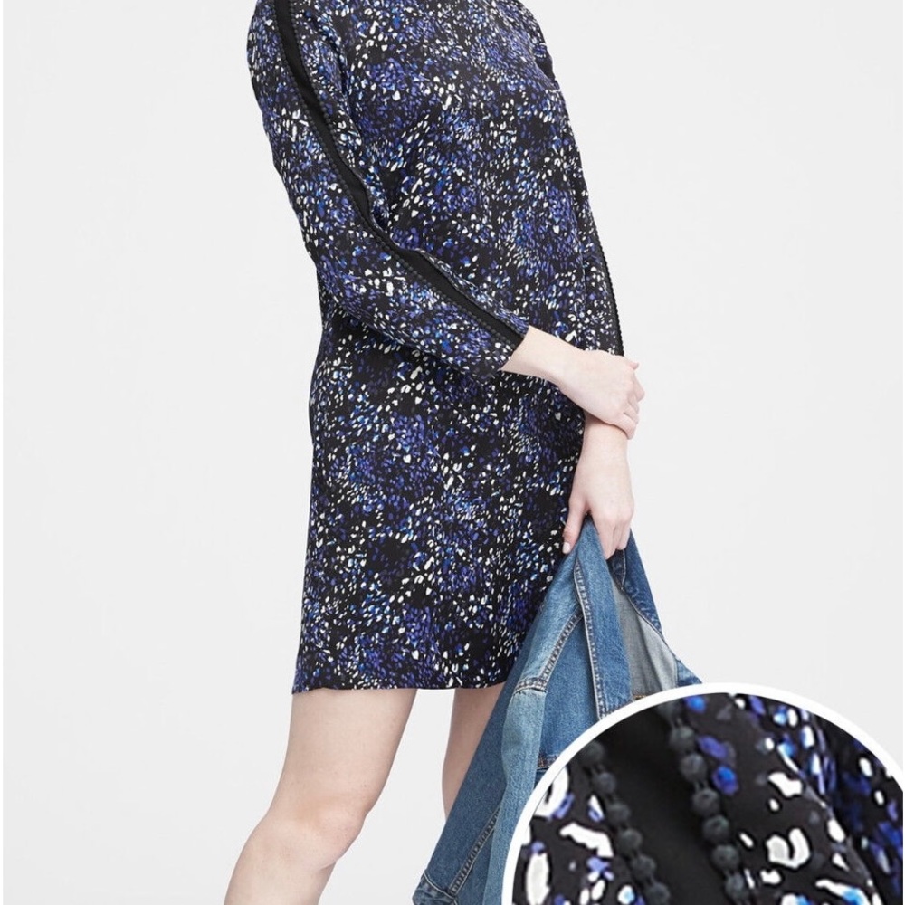 Banana Republic “print pom-pom shift dress” Black blue and white printed Size 6